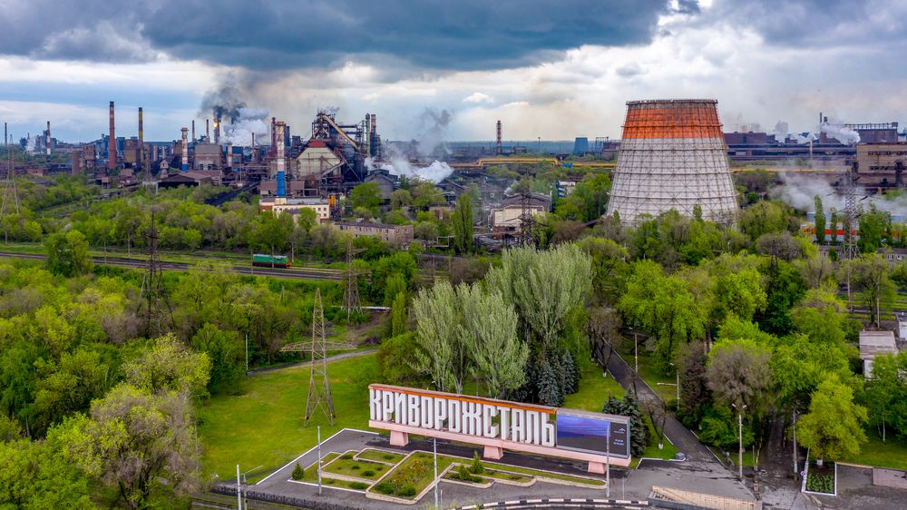 Ukrajina rozbíhá své průmyslové srdce, potrubí natáhli až k řece za 20 dní